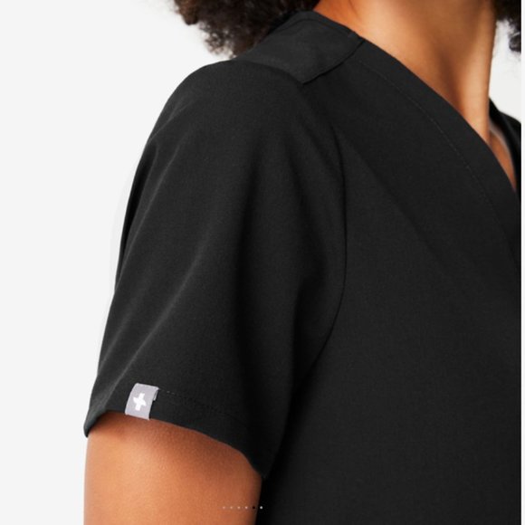 Figs scrub - Casma™ Three-Pocket Scrub Top - Picture 3 of 6